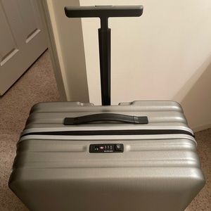 Large Samsonite Inova Spinner Suitcase